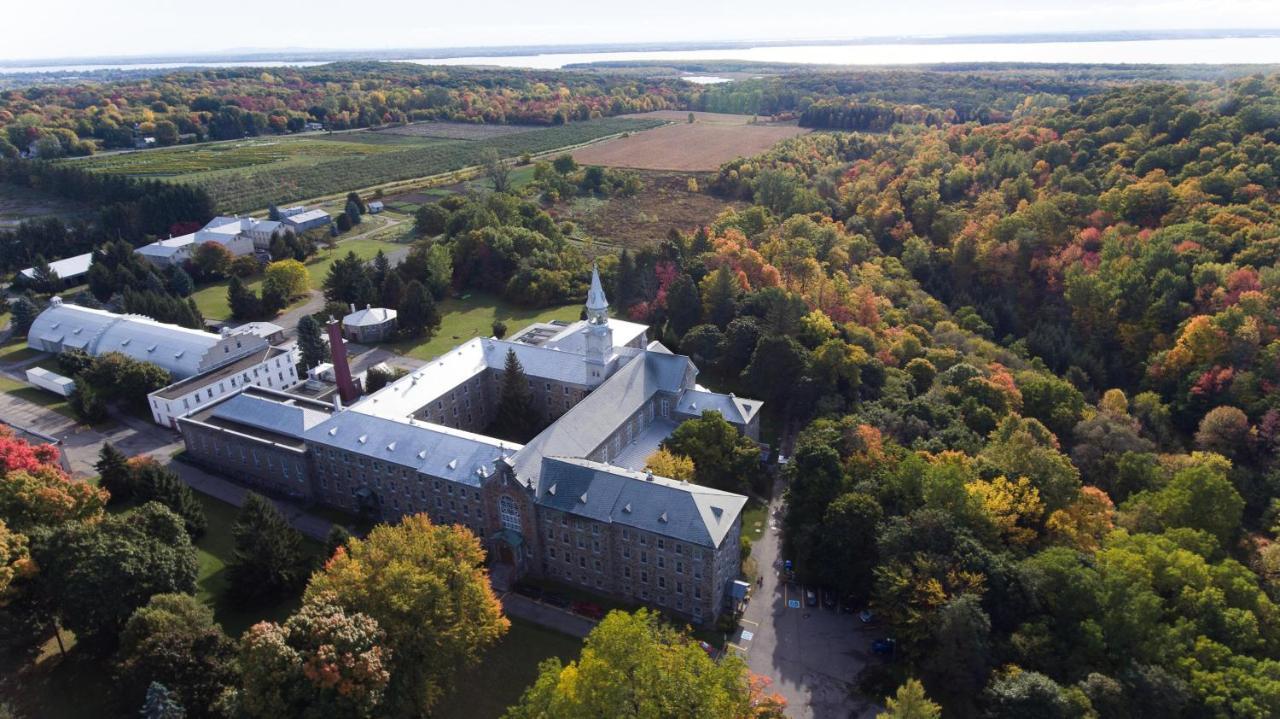 Auberge De L'Abbaye D'Oka Exterior photo