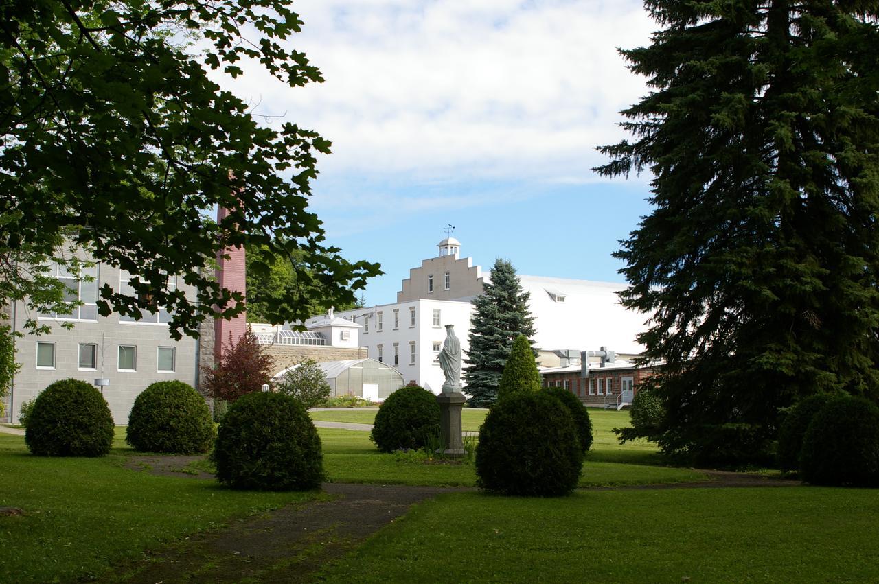 Auberge De L'Abbaye D'Oka Exterior photo